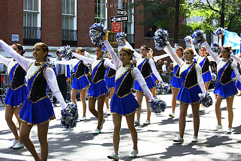 New York: Cheerleader bei der Columbus-Day-Parade