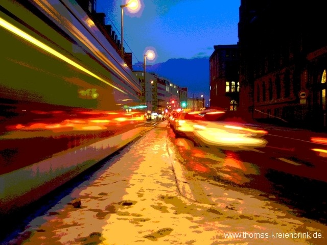 Rush-Hour an der Straßenbahnhaltestelle
